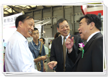 2013年上海紡機展2013年上海紡機展行業(yè)領(lǐng)導蒞臨指導與董事長親切交流