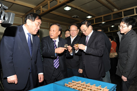 中國紡織工業(yè)聯(lián)合會王天凱會長、高勇副會長、徐文英副會長視察同和公司，并與崔桂生董事長親切交流